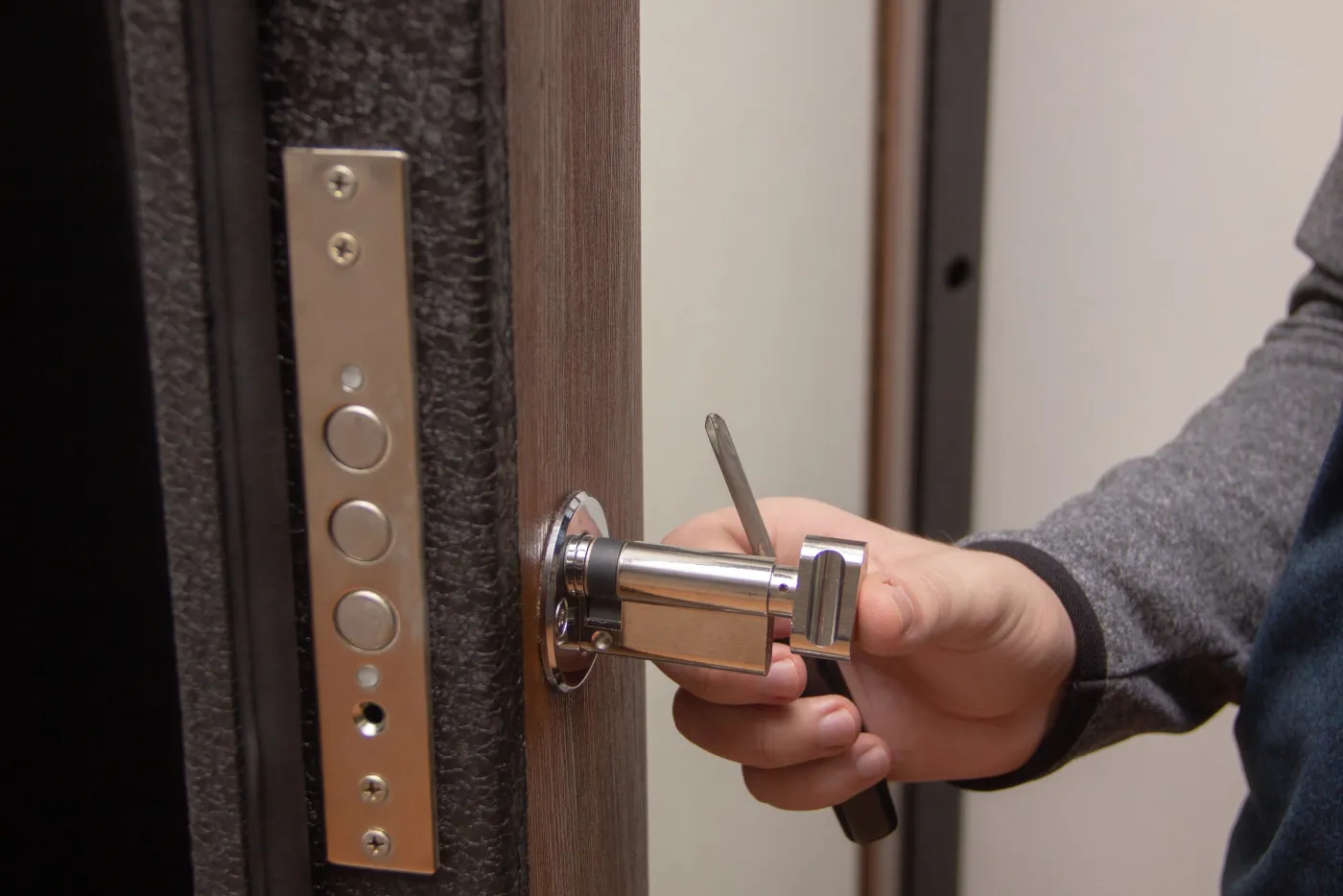 Têtière et points de fermeture d'une serrure multipoints sur une porte blindée à Nanterre